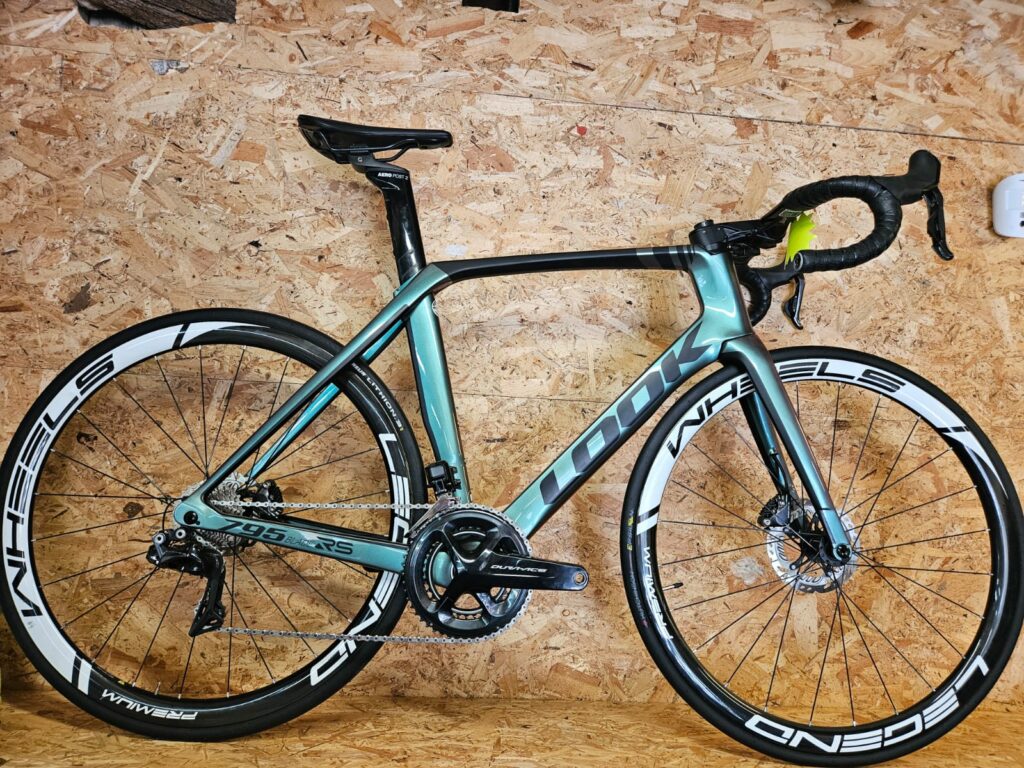 Vélo de route, cadre LOOK vendu par Serge directeur de VéloAddict proche de Nice, Cannes.