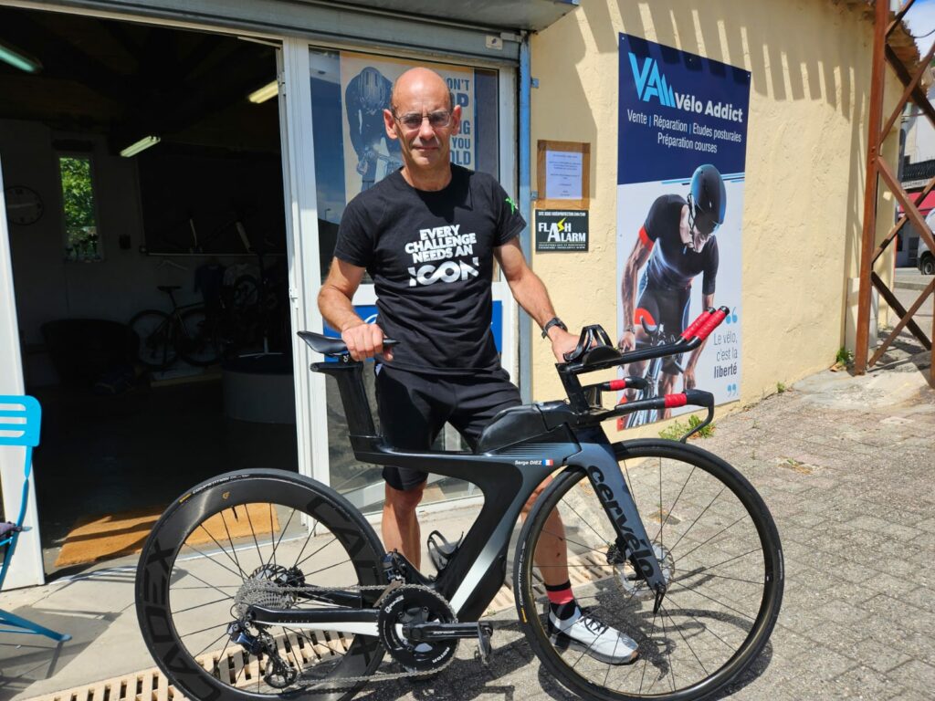 Client ravi par son vélo sur-mesure pour les Triathlon
